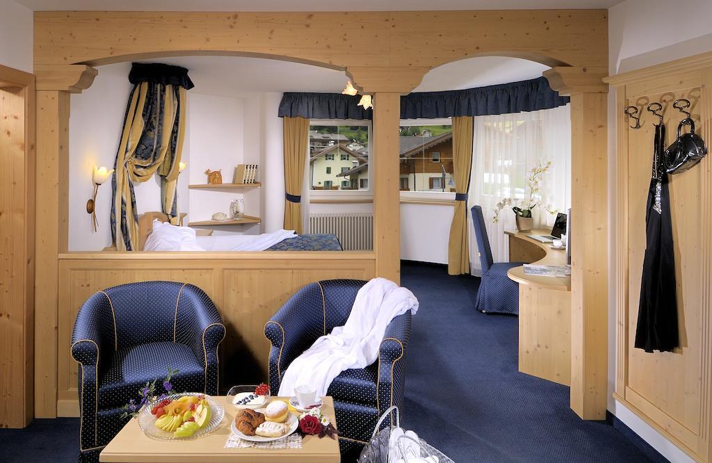Hotel La Perla Canazei Habitación foto