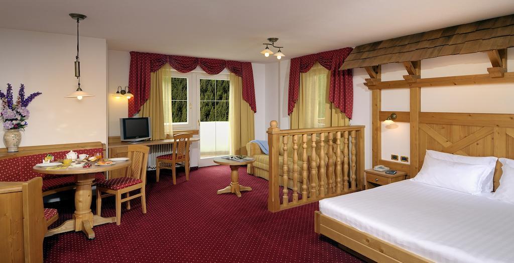 Hotel La Perla Canazei Habitación foto